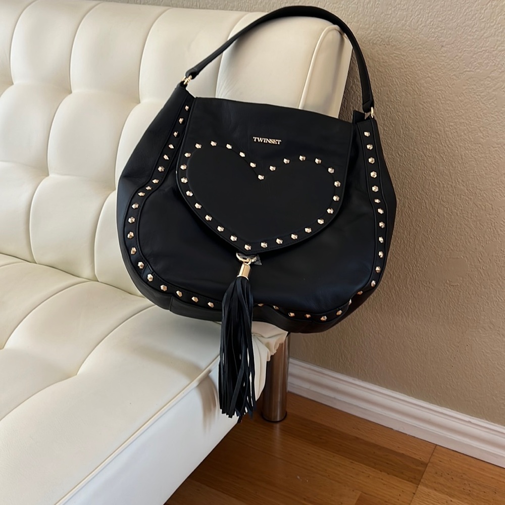 BRAND NEW black purse,Italian leather,good size very comfortable .